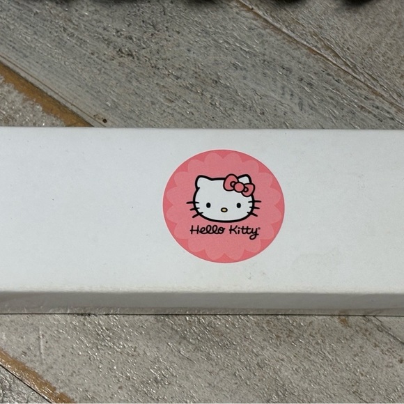 New in Box❤️Pink and White Hello Kitty Watch - Picture 3 of 3